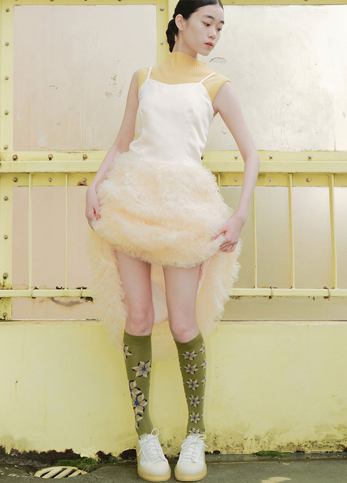 清風綻放不對稱設計長襪